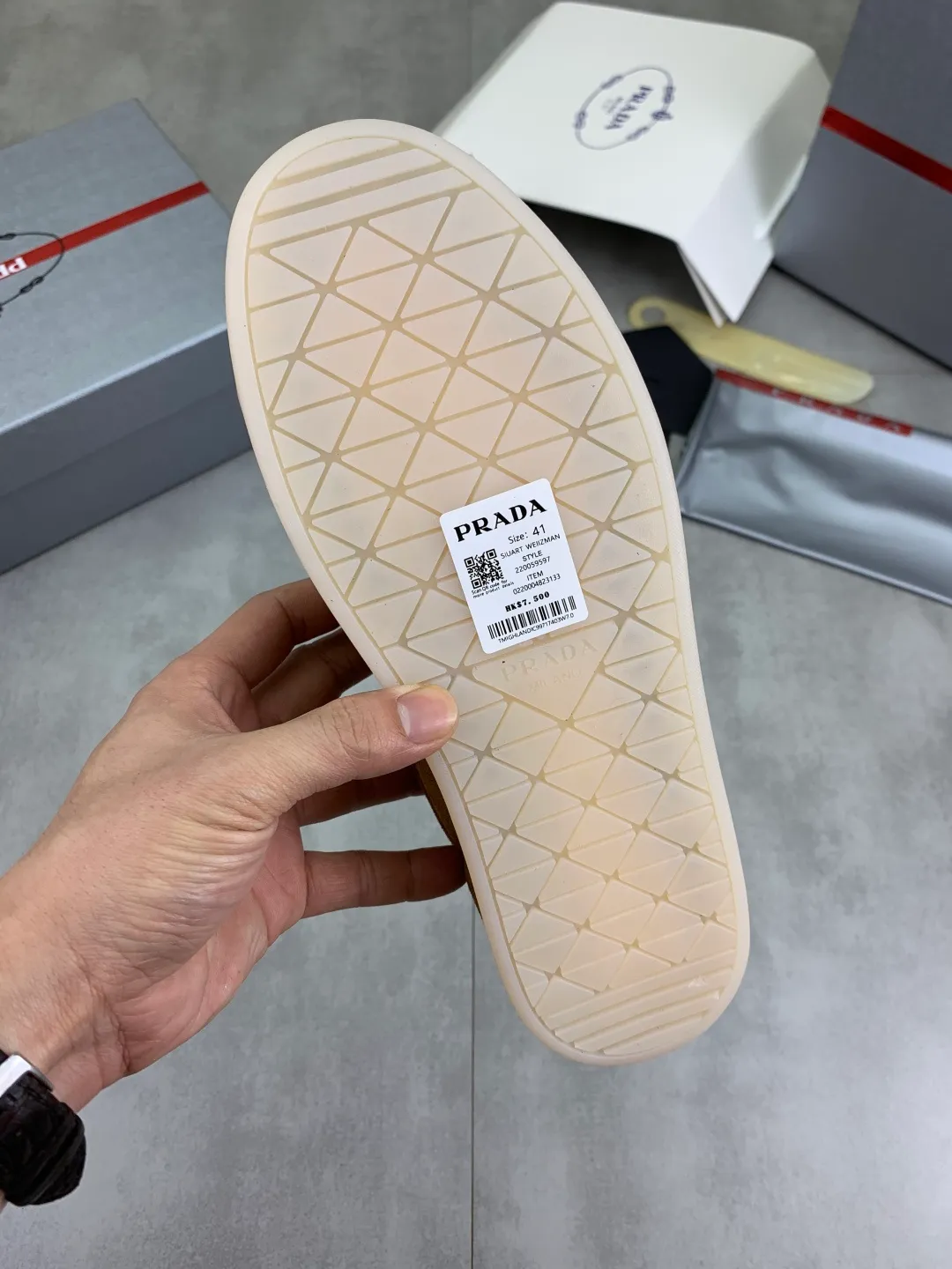 Men's shoes 💰P540💰【New model】The hot model is on the official website, 🆘 The trendy brand (Prada) mainly promotes the hot model, the avant-garde and versatile fashion men's shoes are privately modeled, the cowhide surface is spliced 1:1.. The fashion is simple, the original imported cowhide lining and the cowhide feet; the atmosphere and personality are more fashionable, eye-catching and pursuing class. It will subvert the old idea and be a must-have for fashion trendsetters with you! Must keep it for yourself! Tall and comfortable, large and low, high-end quality workmanship. Size: 38-45; 3️⃣colors available.